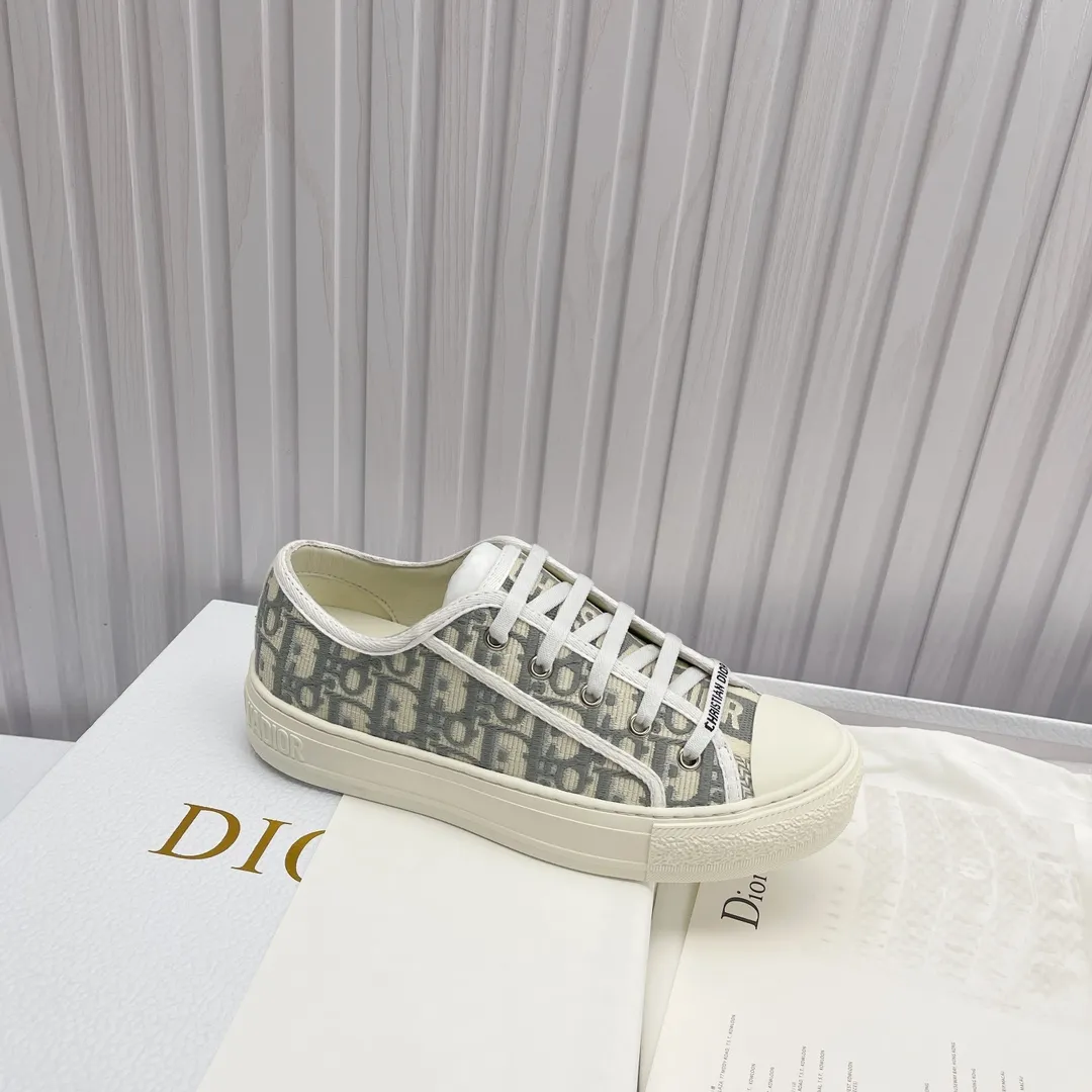 👟👟Ex-factory price 520👟👟 High version in stock, Dior (Dior) flat sneakers are fully embroidered with iconic patterns, ready in stock High quality Dior (Dior) flat sneakers are fully embroidered with iconic patterns👟👟 ♦️Top quality in the market🎗Breaking hot item in foreign counters🎗Non-common imitation version in the market🎗🔳The fabric is made of Italian🇮🇹imported fabrics❗️Embroidered upper, original mold injection Logo frosted five-pointed star outsole🔳Inside imported lambskin+high elasticity Injection molding mold Logo foam feet Size number: 35 to 42 (42 customized)